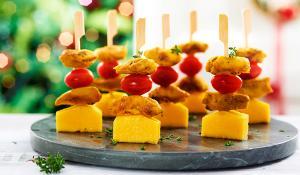 Minibroquetes de pollastre marinat amb mango i tomàquet